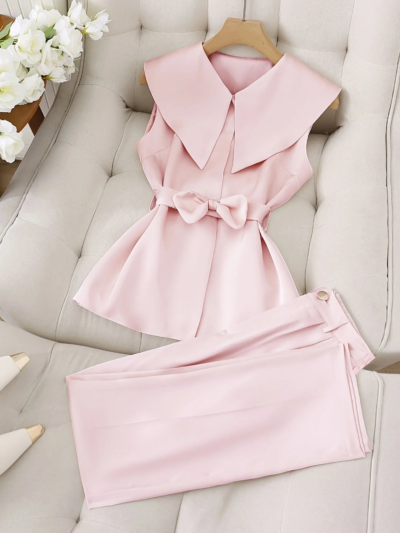 Fashionable, elegant, simple solid color sleeveless romantic date top and trousers